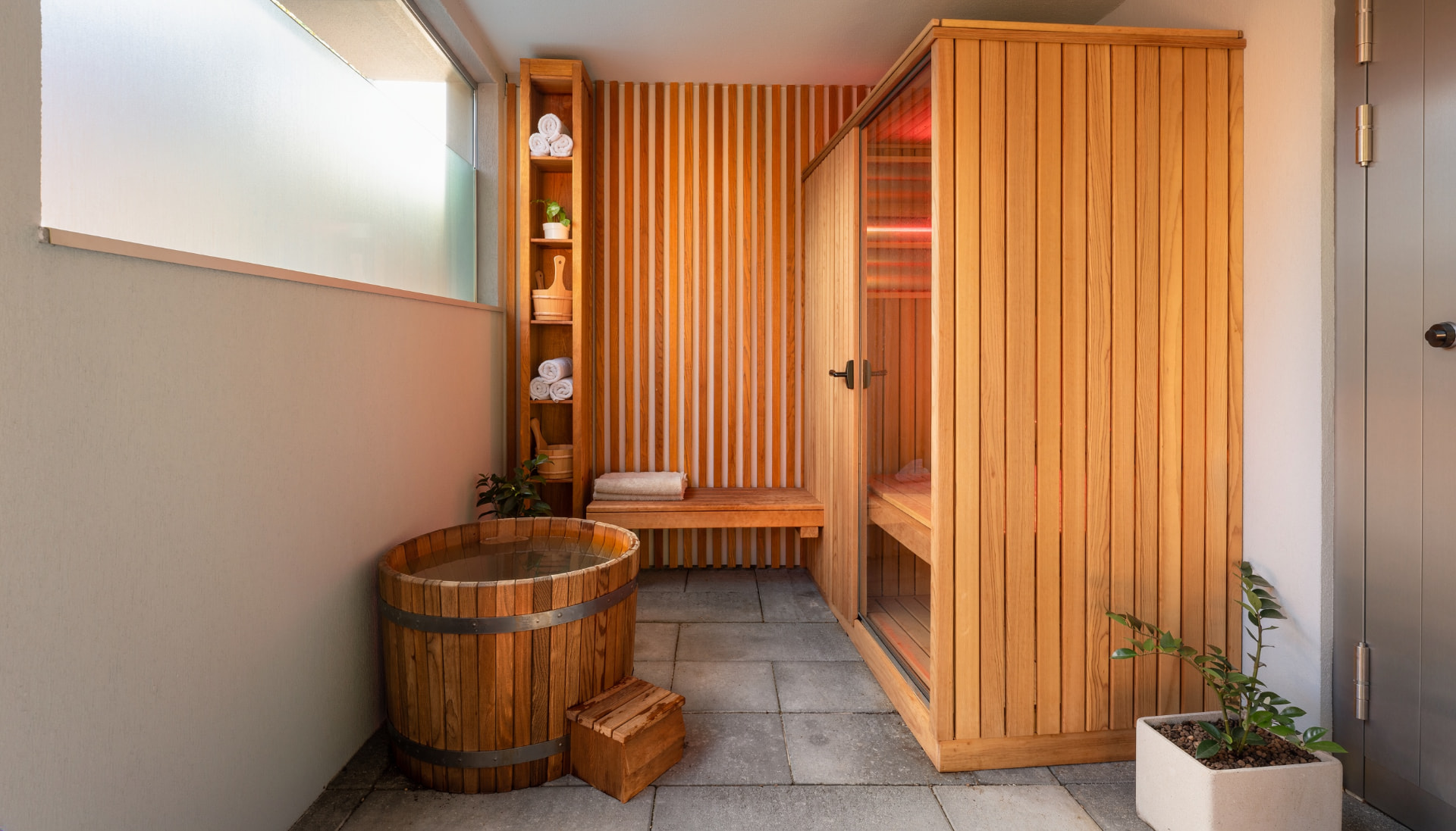 Rincón compacto con sauna de madera y bañera de inmersión en frío