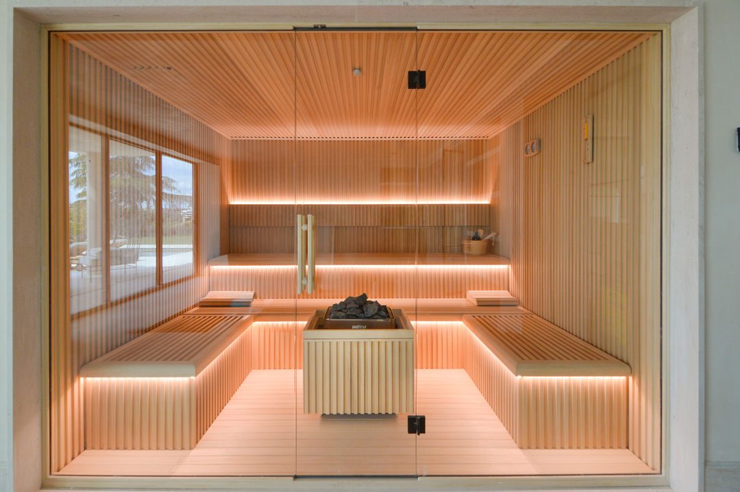 Sauna Premium acristalada con alistonado e iluminación indirecta